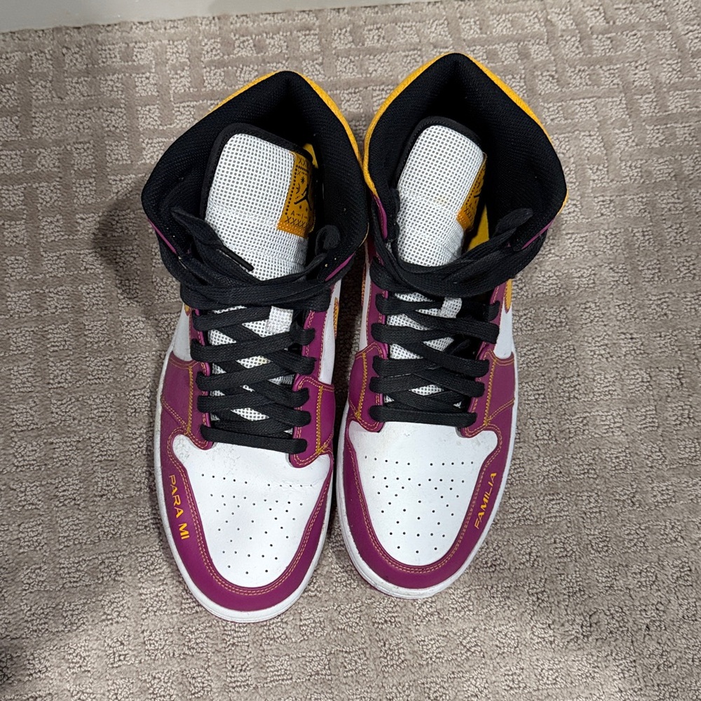 High-Top Sneakers with Pink and Yellow Accents jordan 1